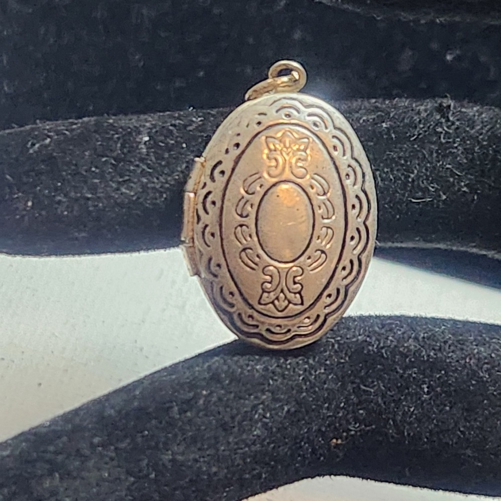 Vintage Silver Tone Etched Oval Locket‎ Pendant Scrollwork Decorative Charm